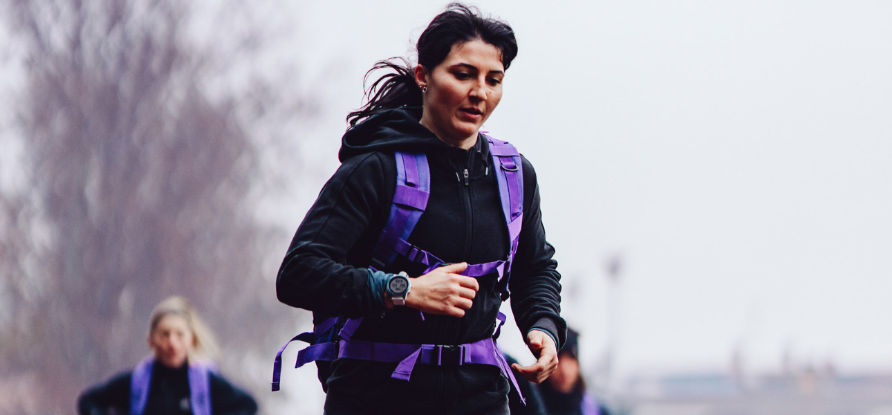 atleta di Muay Thai che corre, focus sulla preparazione atletica e l'aumento del fiato.