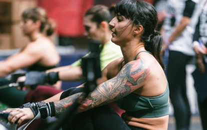 Due atleti in palestra si allenano con circuiti ad alta intensità per migliorare la resistenza e la coordinazione.